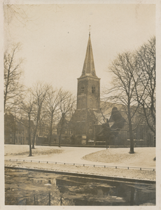 879307 Gezicht over de Stadsbuitengracht te Utrecht, op het besneeuwde singelplantsoen ter hoogte van de Geertekerk ...